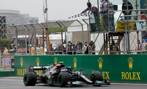 Bottas ganha na Turquia, vantagem do título para Verstappen