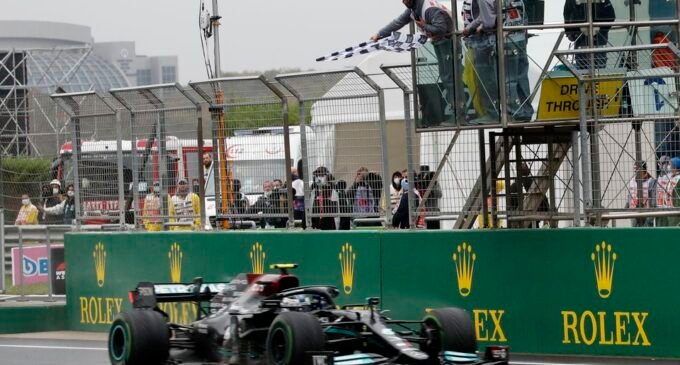 Bottas ganha na Turquia, vantagem do título para Verstappen
