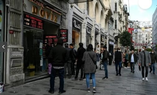 Lira turca bate recordes de baixa conforme banco central reduz taxa de juros