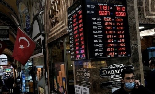 Autoridades na Turquia investigam avisos de escassez de medicamentos após queda da lira