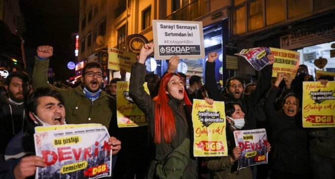 “Nosso dinheiro não tem valor”: Aumenta a frustração na Turquia com a crise de Lira