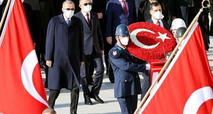 Vídeo de Erdoğan andando com dificuldade leva a mais especulações sobre sua saúde