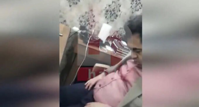 Político do partido de Erdogan filmado após suposto uso de drogas queixa-se de conspiração