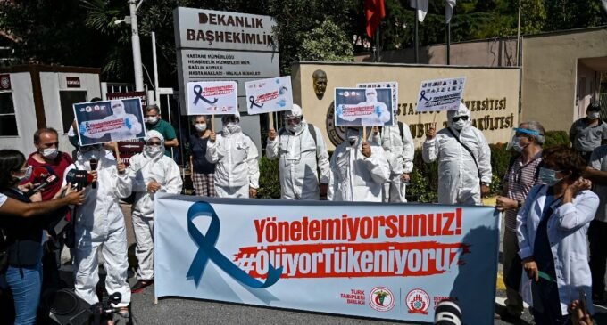 Médicos da Turquia procuram se mudar para o exterior em meio a problemas crônicos do setor de saúde