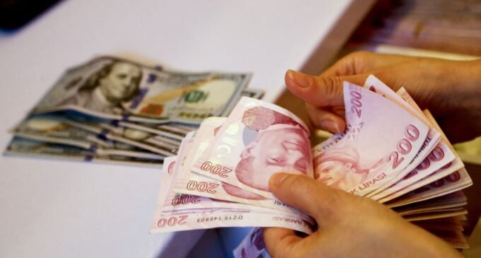 Inflação na Turquia sobe para quase 80%, atingindo os consumidores