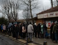“As pessoas continuam vindo”: Turcos atingidos pela crise entram na fila do pão