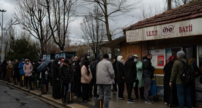 “As pessoas continuam vindo”: Turcos atingidos pela crise entram na fila do pão