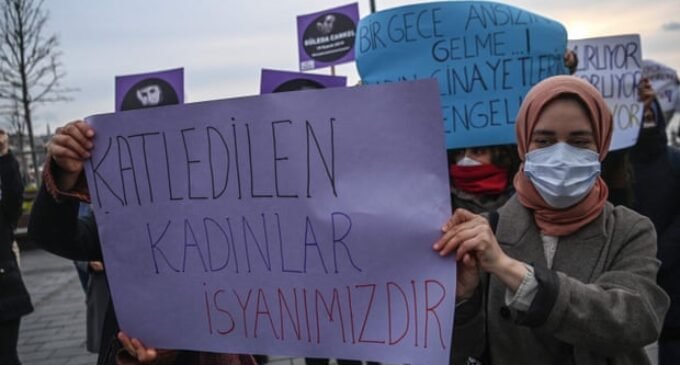 Refugiados iranianos enfrentam deportação da Turquia por participarem de manifestação