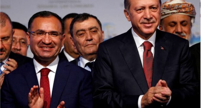 Turquia exige 11 anos atrás das grades para jornalista veterana