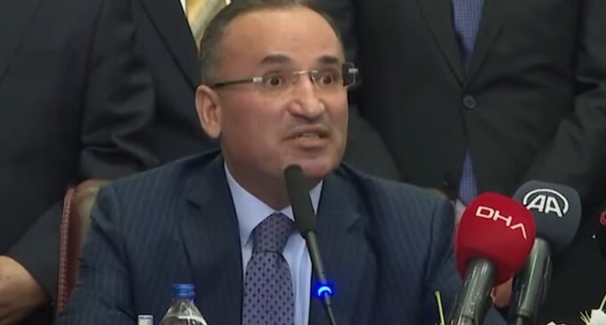 Novo ministro da justiça da Turquia era suspeito de remessas ilegais de armas para a Al-Qaeda