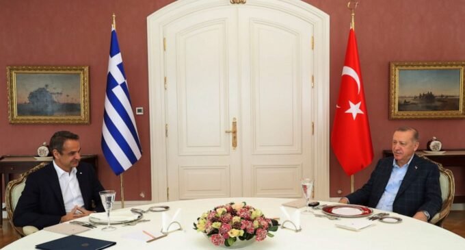 Líderes da Turquia e Grécia realizam conversações em raras reuniões