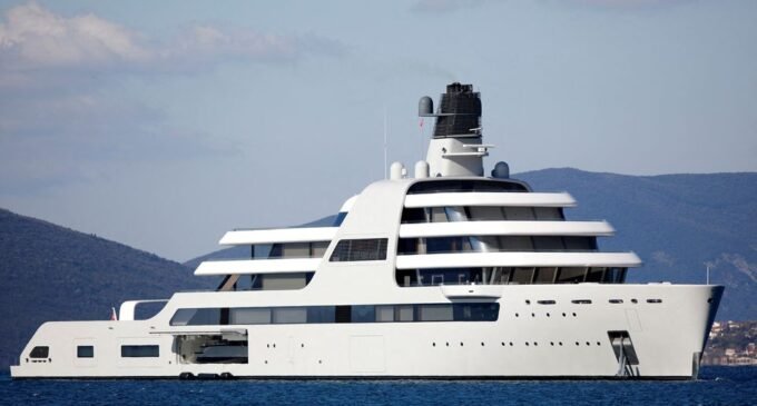 Iate ligado ao oligarca russo Abramovich atraca em Bodrum, na Turquia
