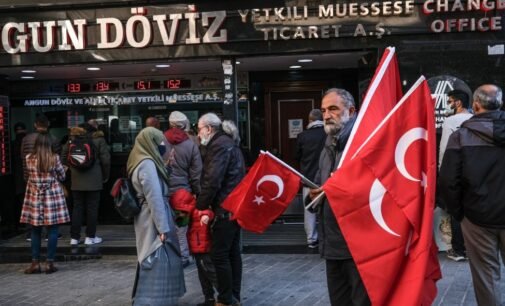 Inflação na Turquia sobe para uma alta de 54% em 20 anos pois lira continua perdendo valor