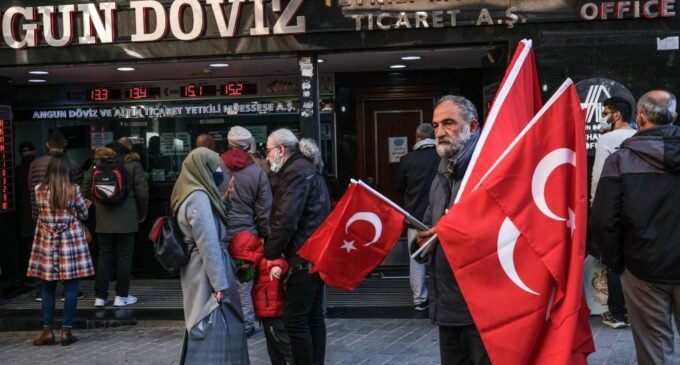 Inflação na Turquia sobe para uma alta de 54% em 20 anos pois lira continua perdendo valor