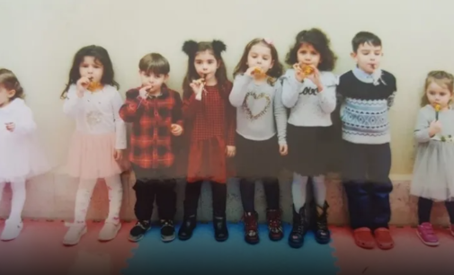 Mães e filhos sofrem de superlotação, doença e negligência na prisão Şakran em Izmir