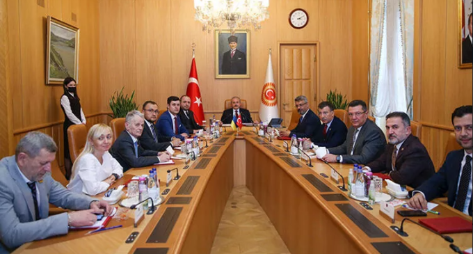 Membros do Grupo de Amizade Parlamentar Turco-Ucrânia em silêncio sobre a invasão russa, com um deputado até apoiando a independência de Donetsk e Luhansk