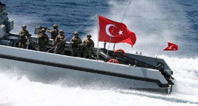 Comandos turcos praticam captura de ilha e plantam bandeira turca em exercício naval visando Grécia
