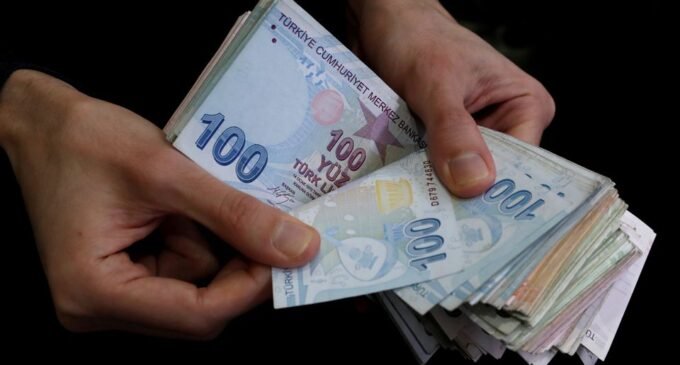 Lira turca se enfraquece em relação ao dólar pelo quinto dia