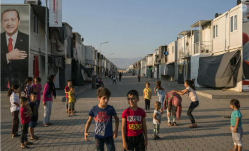 Plano da Turquia para atrair refugiados de volta à Síria: Casas para 1 milhão de pessoas