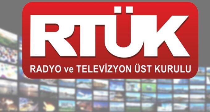 RTÜK multa 4 estações de TV por comentários de políticos da oposição sobre o veredicto do julgamento de Gezi