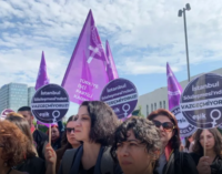 Centenas se manifestam na Turquia conforme grupos lutam pelos direitos das mulheres no tribunal