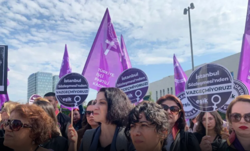 Centenas se manifestam na Turquia conforme grupos lutam pelos direitos das mulheres no tribunal