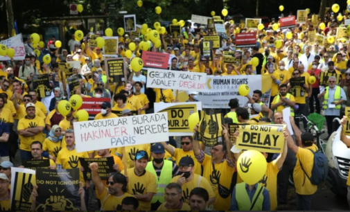 Centenas se reúnem no TEDH para exigir justiça para as vítimas da repressão pós-golpe na Turquia