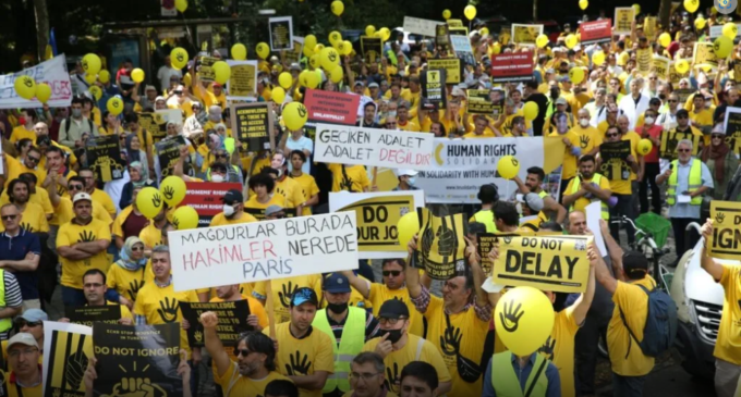 Centenas se reúnem no TEDH para exigir justiça para as vítimas da repressão pós-golpe na Turquia