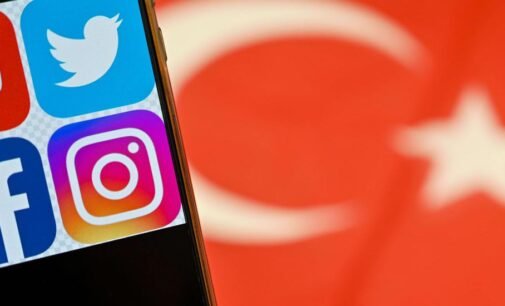 Lei de desinformação da Turquia reforça controle de Erdoğan sobre mídia social