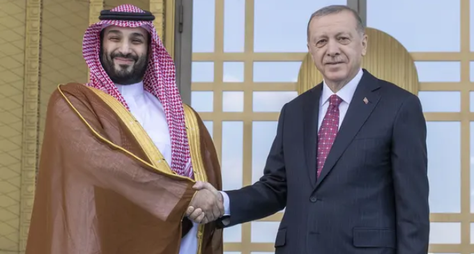 Príncipe herdeiro saudita visita a Turquia para descongelar as relações após o assassinato de Khashoggi