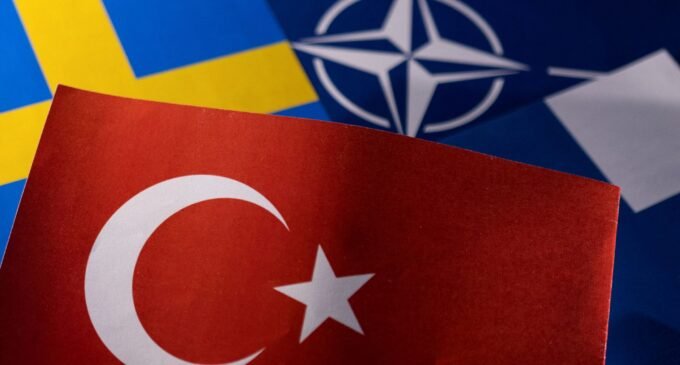 Turquia renova pedidos de extradição com a Finlândia, Suécia, após acordo da OTAN