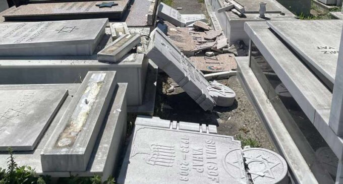 Adolescentes presos sob suspeita de vandalizar o maior cemitério judeu da Turquia