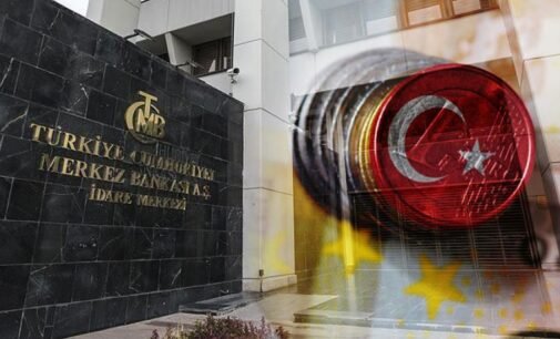 Banco central da Turquia faz outro grande corte nas taxas apesar da inflação de 80%