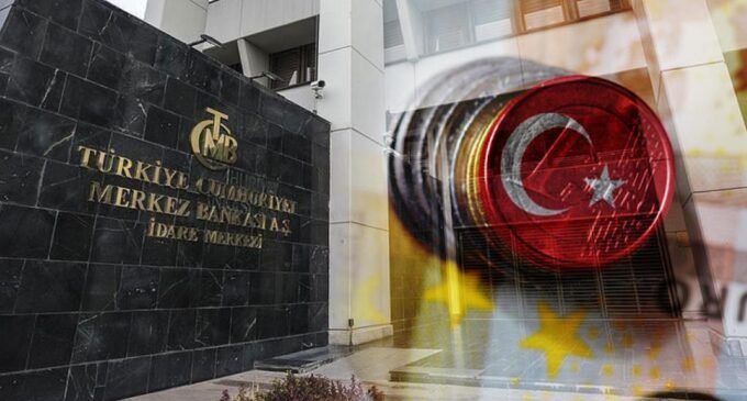 Banco central da Turquia faz outro grande corte nas taxas apesar da inflação de 80%