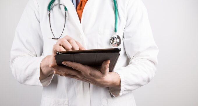 Tribunal turco ordena a detenção de chefe de grupo médico por acusações de “propaganda terrorista”