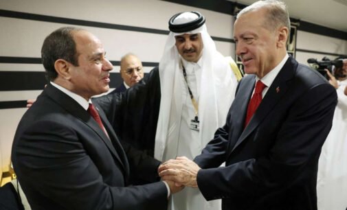 Delegações da Turquia e do Egito se reuniram após aperto de mão de líderes