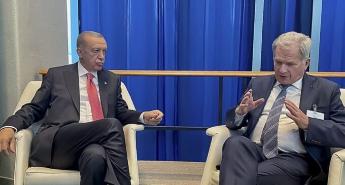 Documento divulgado revela que a Turquia espionou críticos de Erdoğan no exterior para uso contra a Finlândia nas conversações da OTAN