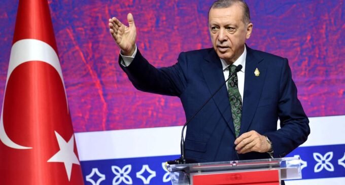 Erdogan da Turquia elimina requisito de idade de aposentadoria para milhões