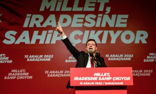Milhares comparecem a comício da oposição em Istambul para apoiar prefeito que enfrenta pena de prisão e interdição política