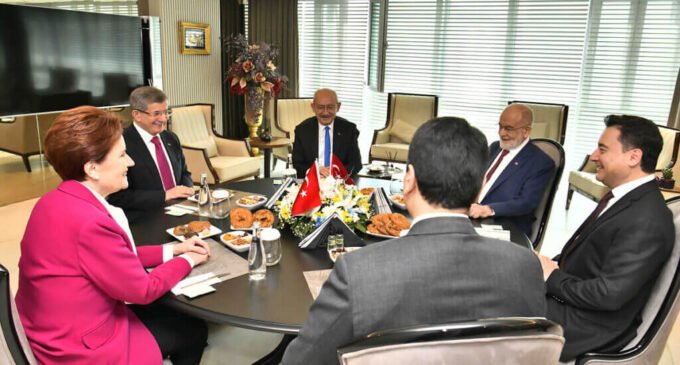 Bloco de oposição da Turquia diz que Erdoğan não é legalmente elegível para concorrer novamente à presidência