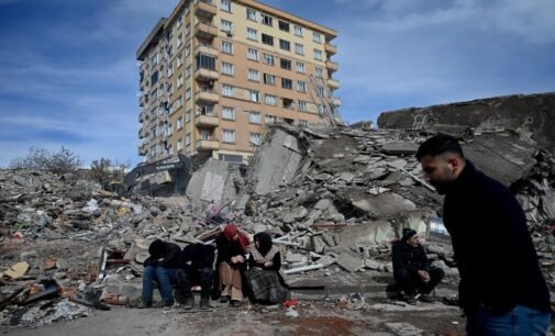 “Esperando pelos nossos mortos”: Raiva aumenta devido à resposta ao terremoto na Turquia