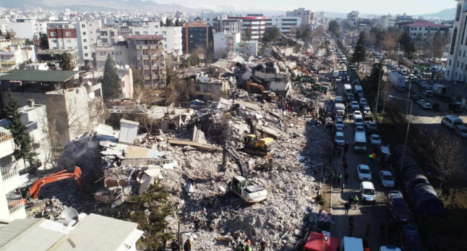 Raiva cresce na Turquia conforme total de mortes pelo terremoto passa de 20.000 e esperanças de resgate diminuem