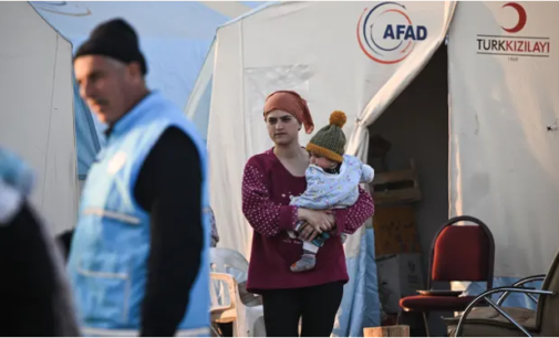 Após os terríveis terremotos, são as mulheres e meninas na Turquia que estão sentindo os tremores secundários