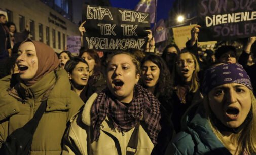 Polícia turca dispara spray de pimenta após protesto pelo Dia Internacional da Mulher em Istambul