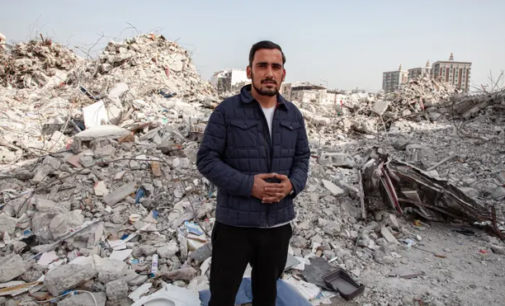 Um mês depois, parentes ainda procuram vítimas do terremoto na Turquia