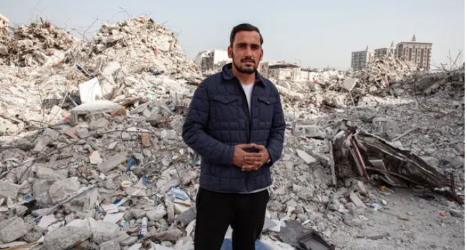 Um mês depois, parentes ainda procuram vítimas do terremoto na Turquia