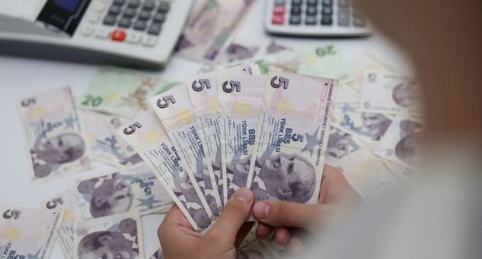 Ações e títulos em dólares da Turquia caem com Erdogan na liderança para o segundo turno