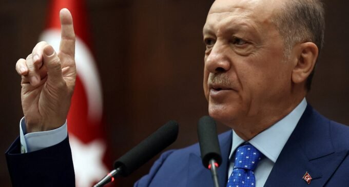 Erdoğan mais uma vez promete uma constituição civil e liberal para a Turquia se for eleito