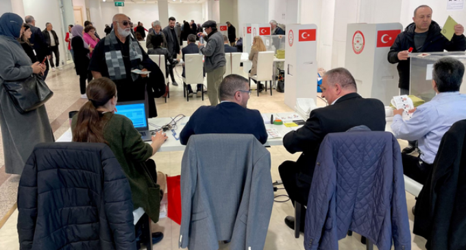 Turcos da Alemanha começam a votar nas críticas eleições turcas