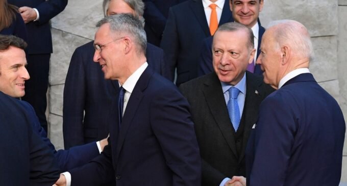Líderes mundiais parabenizam Erdoğan mas não mencionam a virada autocrática da Turquia
